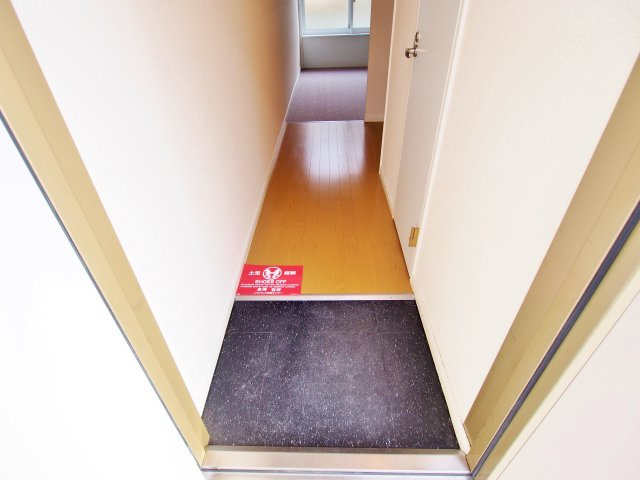 レオパレスシェルムーンの玄関