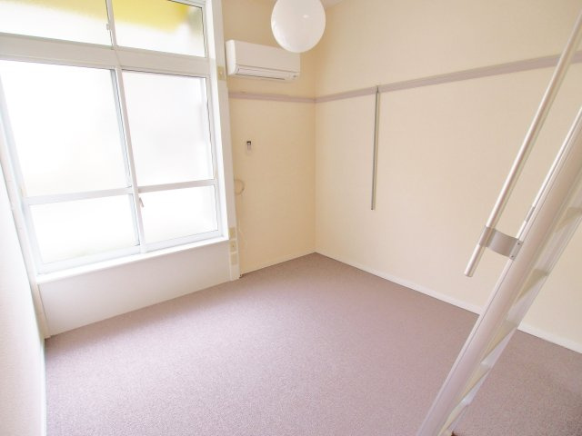 レオパレスシェルムーンの居間・リビング