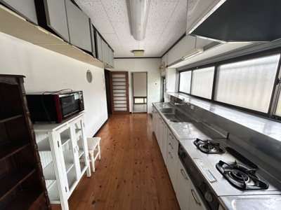 【キッチン】 | 白金町売家 | 大事に使われてきたのが分かる明るいキッチンです。