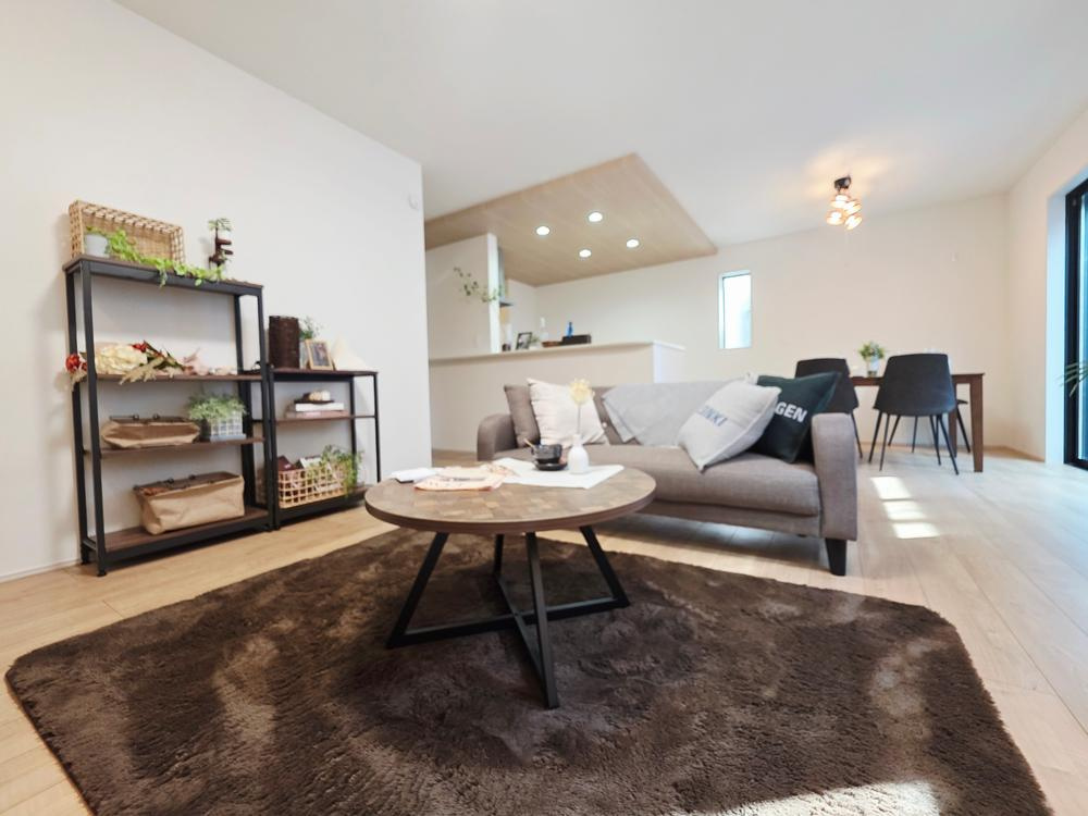 【GRAFARE　ZEH水準仕様】小平市小川町５期の居間・リビング|広々リビングは第一印象グッド！ゆとりのある空間は心も豊かにしてくれます。