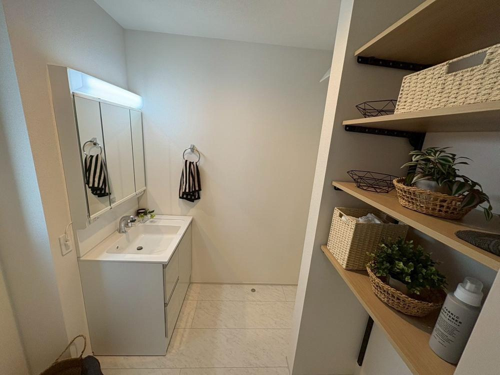 【GRAFARE　ZEH水準仕様】小平市小川町５期の洗面所|可動棚を設けたパウダールーム。
小物や備品のストックがスッキリできます♪