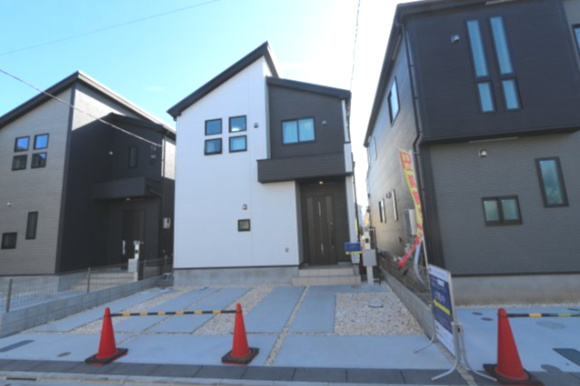 【GRAFARE　ZEH水準仕様】小平市小川町５期の外観|17帖のリビングにはカウンター付きのフリースペース♪