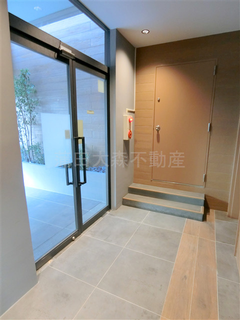 コスモリード大森西のエントランス