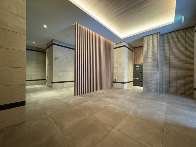 プレール・ドゥーク川口並木のエントランス