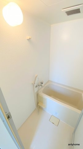 ケイズプレイス　仲介手数料無料の浴室