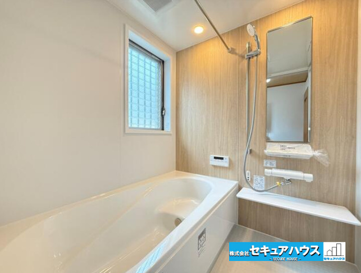 知多市八幡字堀切　中古戸建のトイレ|【高機能トイレ】
◆高機能トイレの多くは便器のフタの開閉が自動であり、使用後に手動で水を流す面倒もなく非常に便利です。スタイリッシュな見た目で、お掃除しやすく、節水効果が高いです。
