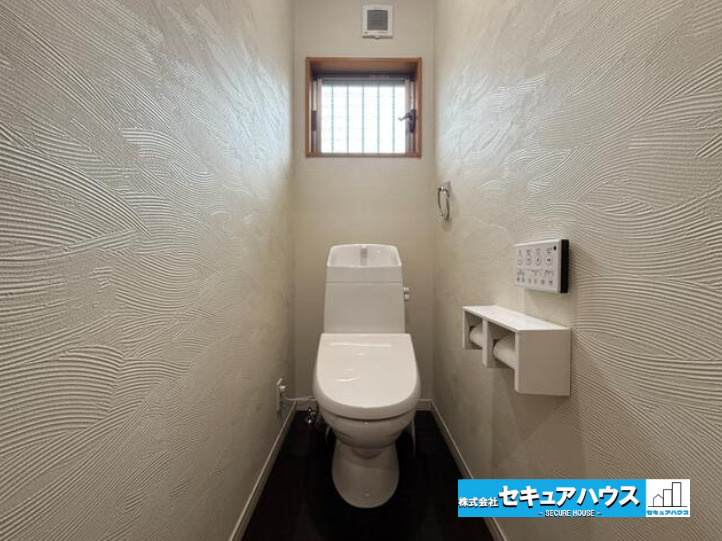 知多市八幡字堀切　中古戸建のトイレ|【高機能トイレ】
◆高機能トイレの多くは便器のフタの開閉が自動であり、使用後に手動で水を流す面倒もなく非常に便利です。スタイリッシュな見た目で、お掃除しやすく、節水効果が高いです。
