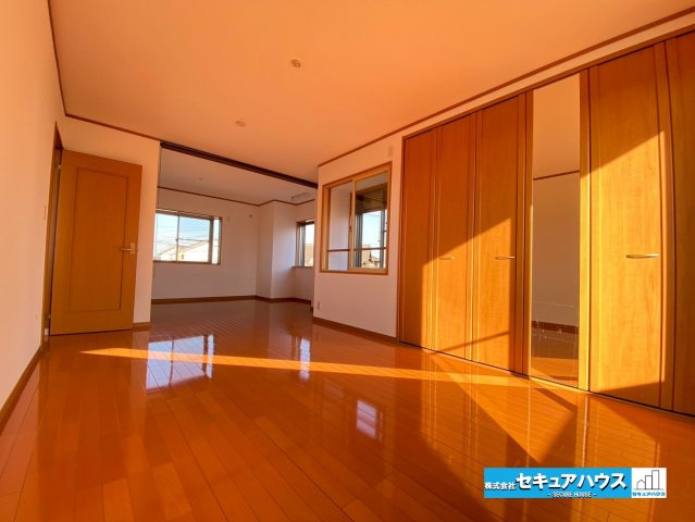 知多市八幡字堀切　中古戸建の洋室|【洋室】
■株式会社　セキュアハウス■
住宅ローンに強く、知識、経験豊富なスタッフ在籍
お客様に寄り添い、ご成約後もサポート致します。