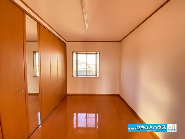 知多市八幡字堀切　中古戸建の洋室|【洋室】
■株式会社　セキュアハウス■
住宅ローンに強く、知識、経験豊富なスタッフ在籍
お客様に寄り添い、ご成約後もサポート致します。