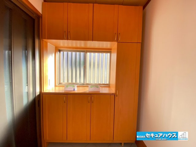 知多市八幡字堀切　中古戸建の居間・リビング|【LDK25帖】
◆通学から帰宅し、リビングルームで会話を楽しむ子ども達。リビングから臨む景色は太陽色に染まり、解放感溢れゆったりとしたひと時を過ごすことが出来る素敵な空間です