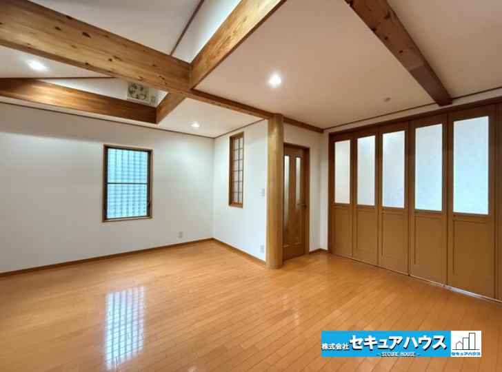 知多市八幡字堀切　中古戸建の居間・リビング|【LDK25帖】
◆通学から帰宅し、リビングルームで会話を楽しむ子ども達。リビングから臨む景色は太陽色に染まり、解放感溢れゆったりとしたひと時を過ごすことが出来る素敵な空間です
