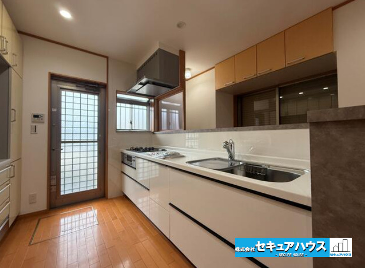 知多市八幡字堀切　中古戸建のキッチン|【キッチン】
◆カップボード付きのキッチンです♪お皿やコップの収納、炊飯器や電子レンジを置くこともできます。