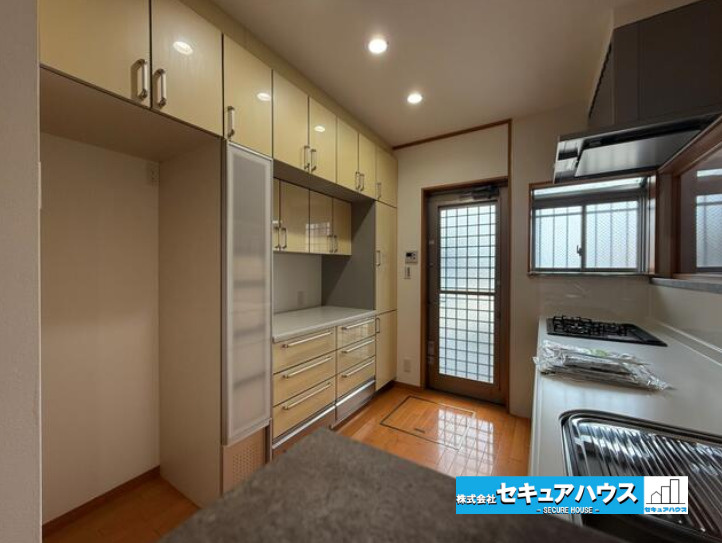 知多市八幡字堀切　中古戸建のキッチン|【キッチン】
◆カップボード付きのキッチンです♪お皿やコップの収納、炊飯器や電子レンジを置くこともできます。