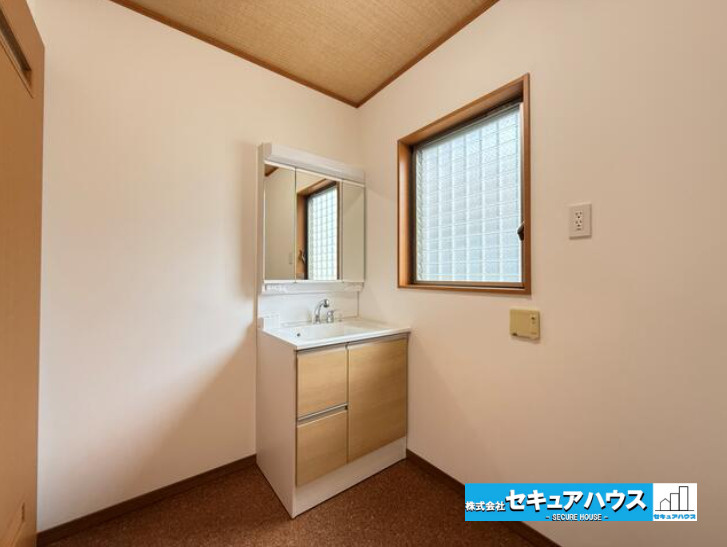 知多市八幡字堀切　中古戸建の浴室|【浴室】
◆アクセントパネルで落ち着きのある雰囲気を演出します。毎日の疲れを癒やすバスタイムをお楽しみ下さい！
◆窓付きで、カビの繁殖を抑える効果があります。