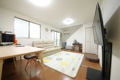 【居間・リビング】 | 蓮田市東4丁目築浅中古戸建 | 15.8帖の広々としたリビング