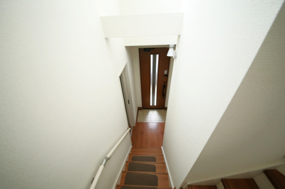 【玄関】 | 蓮田市東4丁目築浅中古戸建 | 踊り場より玄関を望む