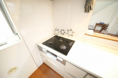 【キッチン】 | 蓮田市東4丁目築浅中古戸建 | 三ツ口コンロ