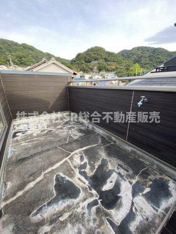 上四条町中古戸建のバルコニー|開放的なスカイバルコニーがあります！BBQ、お子様のプールができます。