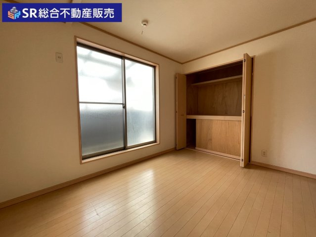 上四条町中古戸建の洋室|2F東側6帖洋室。個人の部屋や寝室として使える洋室です