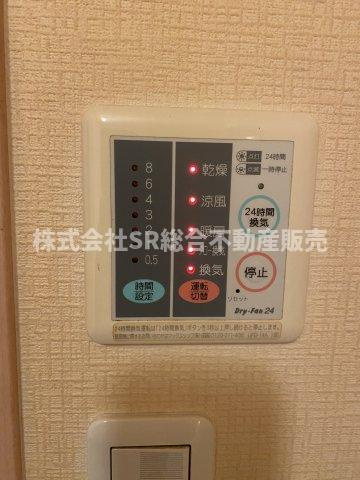 上四条町中古戸建の設備|浴室乾燥機があり、雨の日、花粉が気になる時期に洗濯物を干すのに便利です！