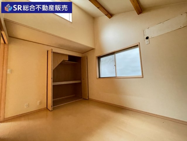 上四条町中古戸建の子供部屋|2F西側6帖洋室。天井が高く、2面採光の明るいお部屋です！子供部屋にいかがでしょうか。
