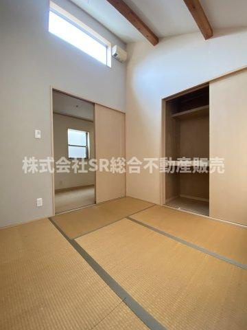 上四条町中古戸建の寝室|寝る時は布団派の方にはピッタリのお部屋です！梁が剥き出しでオシャレです。