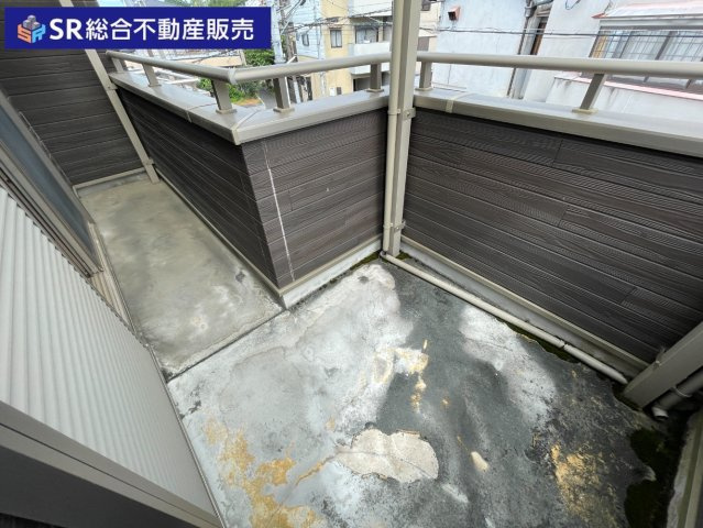 上四条町中古戸建のバルコニー|陽当たり良好のバルコニーです！洗濯物を干すなら屋根がある方がいいですね。