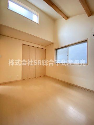 上四条町中古戸建の子供部屋|天井が高く、2面採光の明るいお部屋です！子供部屋にいかがでしょうか。