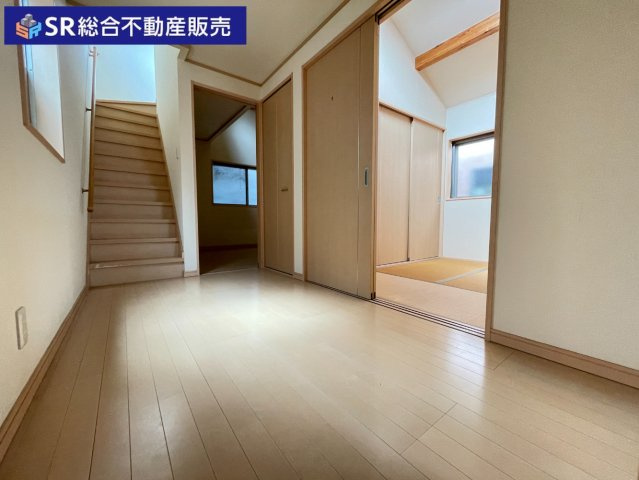 上四条町中古戸建の内装|広々としたホールです！お子様が多少走りまわっても大丈夫です。