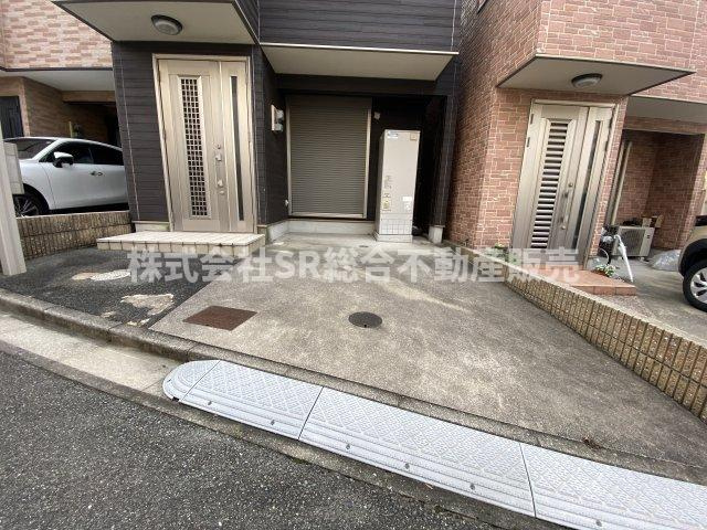 上四条町中古戸建の駐車場|お車をお持ちの方には嬉しい駐車場は車高関係なく駐車でき、自転車・バイクも置けます！