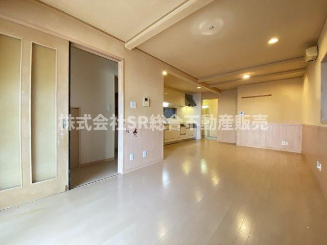 上四条町中古戸建の居間・リビング|リビングは15帖と広く、ご家族でゆったりとお過ごしいただけます！
