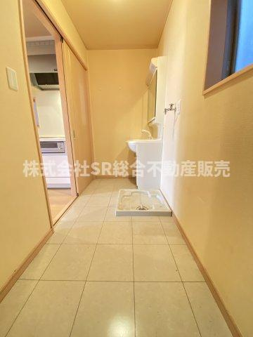 上四条町中古戸建の脱衣所|室内洗濯機置場もあり広めの脱衣場です！