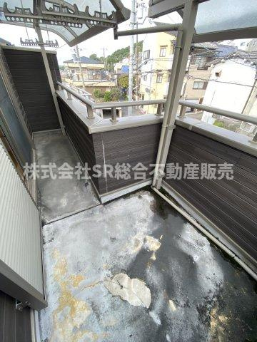 上四条町中古戸建のバルコニー|陽当たり良好のバルコニーです！洗濯物を干すなら屋根がある方がいいですね。
