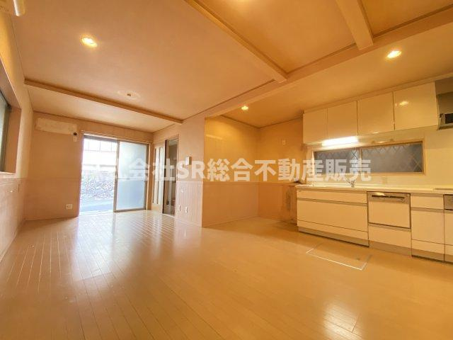 上四条町中古戸建の居間・リビング|ゆったりとしたリビングです
