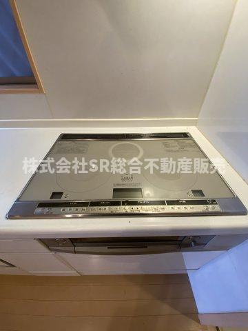 上四条町中古戸建のキッチン|IH3口コンロ、グリル付きで安全でお掃除も楽です♪