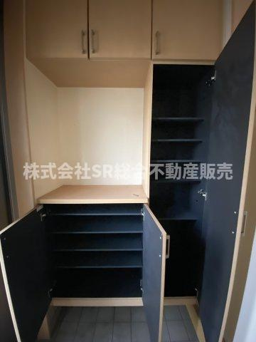 上四条町中古戸建の収納|姿見付のシューズボックスです♪