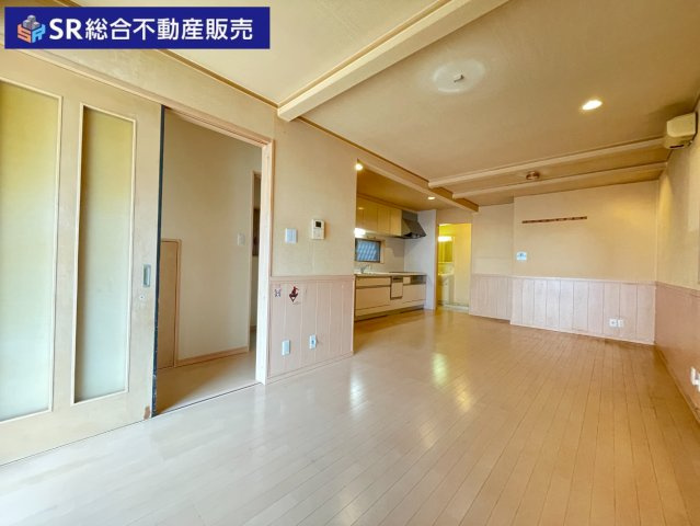 上四条町中古戸建の居間・リビング|リビングは15帖と広く、ご家族でゆったりとお過ごしいただけます！