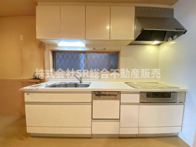 上四条町中古戸建のキッチン|設備の充実したシステムキッチンで快適にお料理できます！