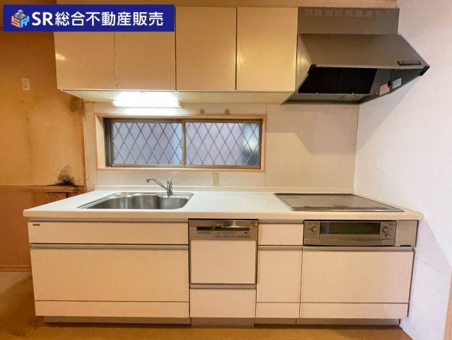 上四条町中古戸建のキッチン|設備の充実したシステムキッチンで快適にお料理できます！