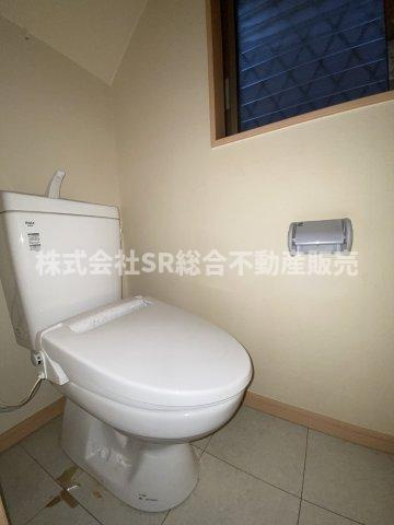 上四条町中古戸建のトイレ|暖房便座が付いてます！温水洗浄便座に入れ替えはご相談ください。