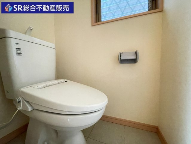 上四条町中古戸建のトイレ|暖房便座が付いてます！温水洗浄便座に入れ替えはご相談ください。