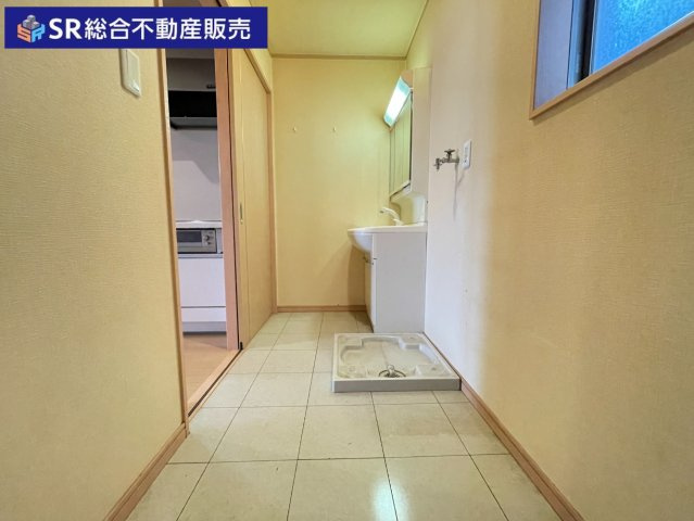上四条町中古戸建の脱衣所|室内洗濯機置場もあり広めの脱衣場です！