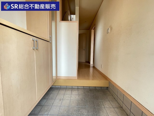 上四条町中古戸建の玄関|玄関にはシューズボックスもあり、広く使えます！