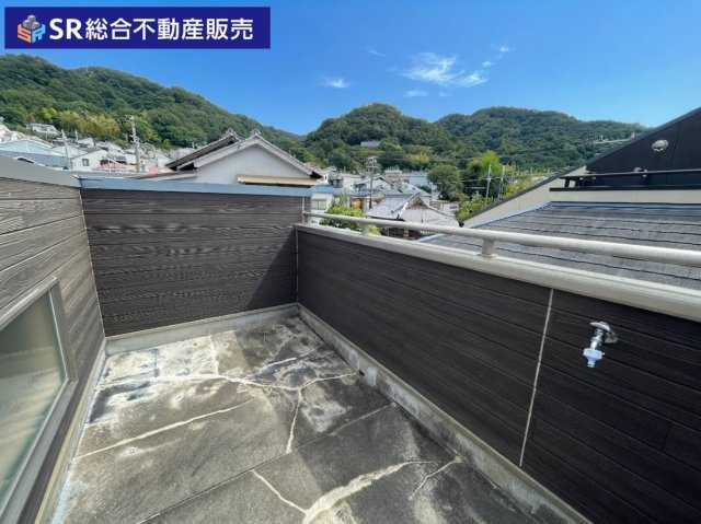 上四条町中古戸建のバルコニー|開放的なスカイバルコニーがあります！BBQ、お子様のプールができます。