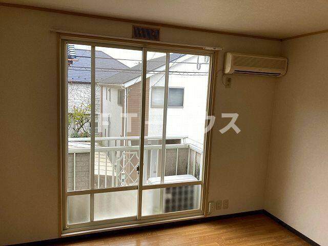 エメラルドハイツの居間・リビング