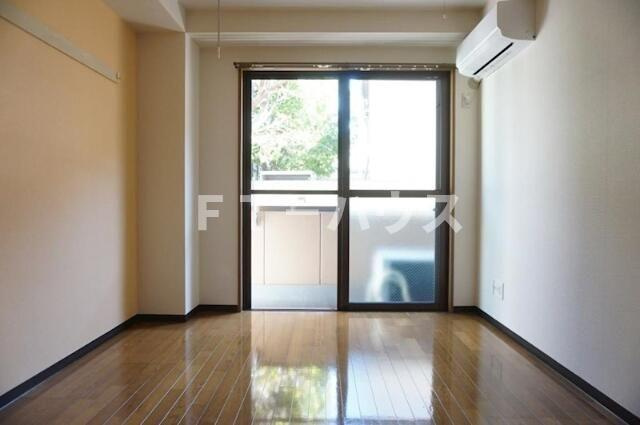 ピュアメゾンティーアンドワイの居間・リビング|※反転タイプです