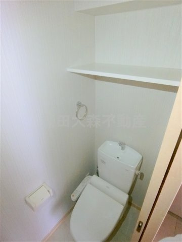ルクシェール武蔵新田のトイレ|棚収納と温水洗浄便座付きのトイレ