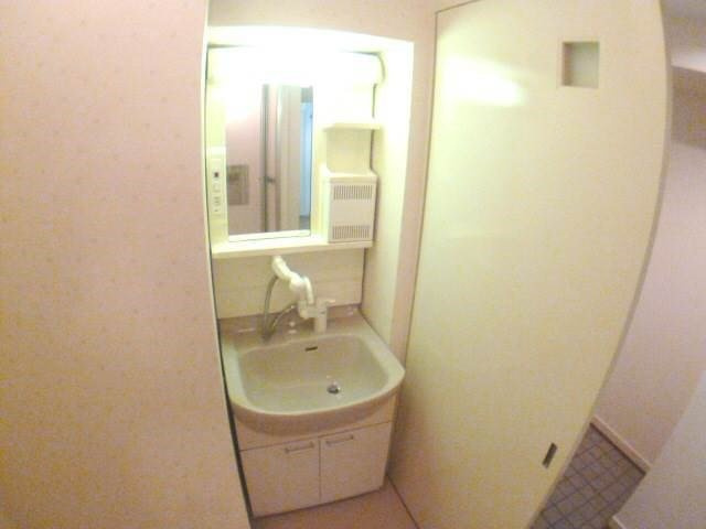 コスタレイ神戸三宮（旧ヴィスタ二宮）の洗面所