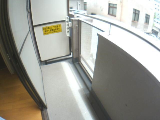 コスタレイ神戸三宮（旧ヴィスタ二宮）のバルコニー