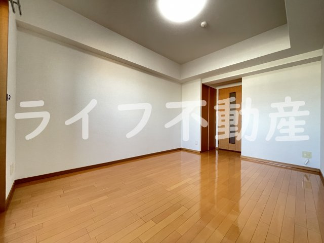 ディナスティ東大阪センターフィールドの居間・リビング|こちらのリビングで趣味の時間をお楽しみください